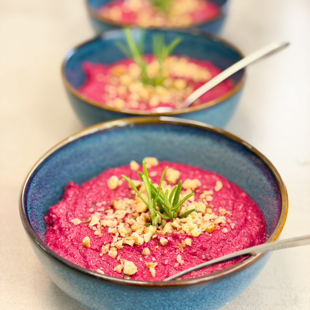 kleine blaue Keramik-Schale mit einen Rote-Beete-Aufstrich